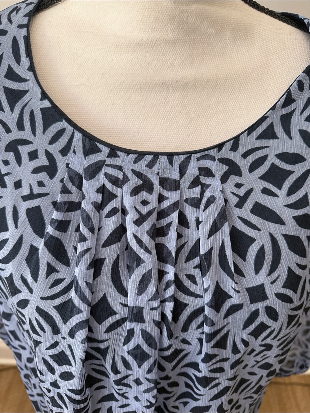 Croft & Barrow Women’s Navy Blue Patterned Chiffon Blouse - Picture 2 of 10